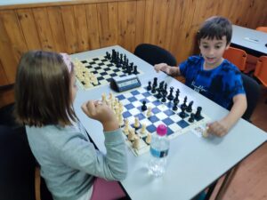 Niños jugando al ajedrez